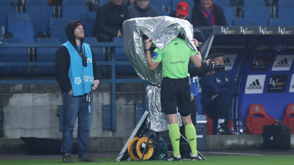 Apuestas Deportivas: Cómo afecta el VAR en las apuestas del bar.