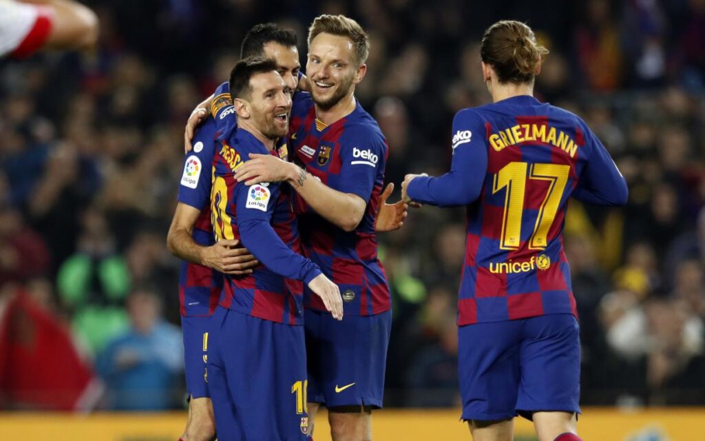 Messi celebrando gol con compañeros